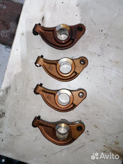 Коромысло впускного клапана правое Mitsubishi