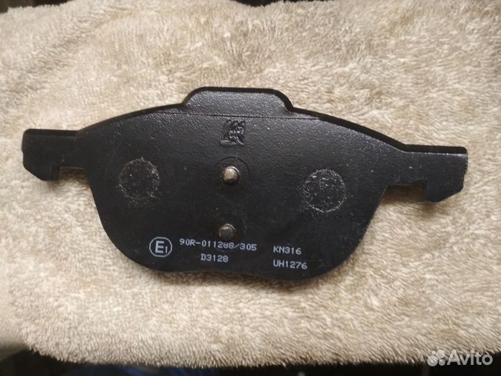 Тормозные колодки передние дисковые М2623723 Mazda