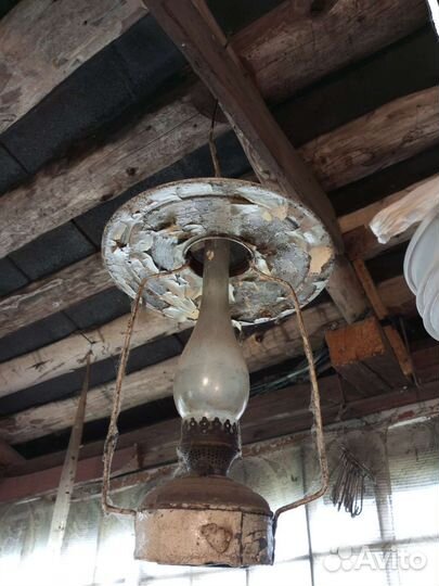 Живописнейшая старая керосиновая лампа