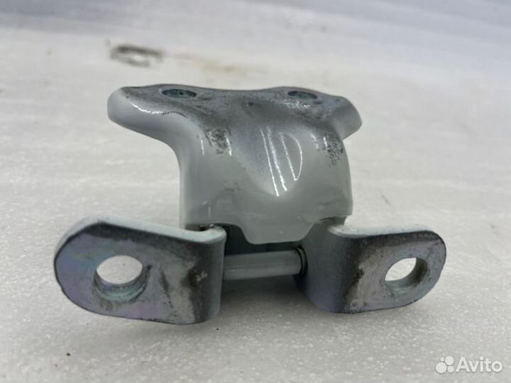 Петля двери верхняя задняя левая Hyundai Solaris 1