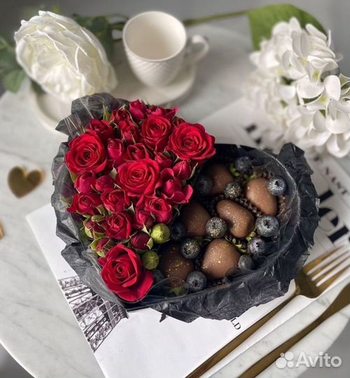 Клубничные букеты с цветами