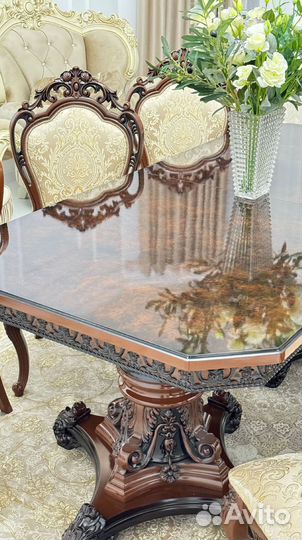 Стол обеденный. В наличии