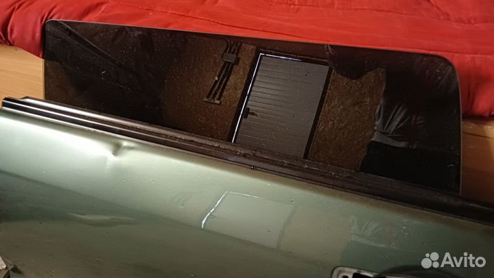 Стекло задней левой двери