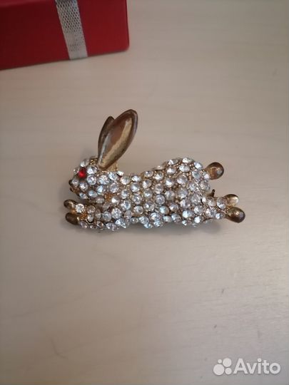 Брошь заяц