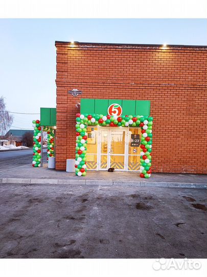 Оформление магазина шарами, арка из шаров