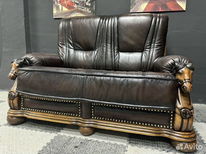 Кожаный диван