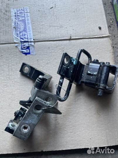 Петли передних дверей Volkswagen Touareg 2004-2010