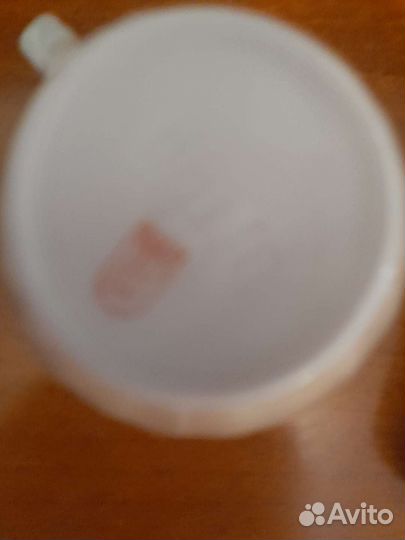 Фарфоровый кофейник с чашками и блюдцами