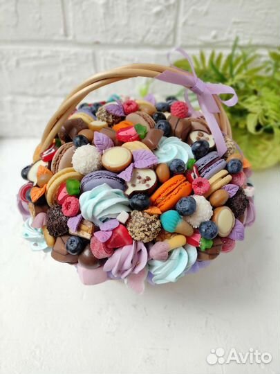 Съедобные букеты, подарок в корзине