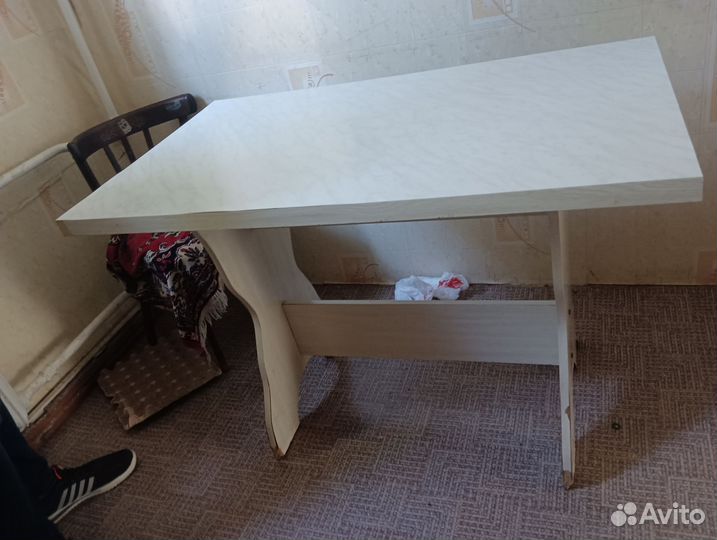 Стол кухонный