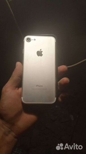 Телефон iPhone 7