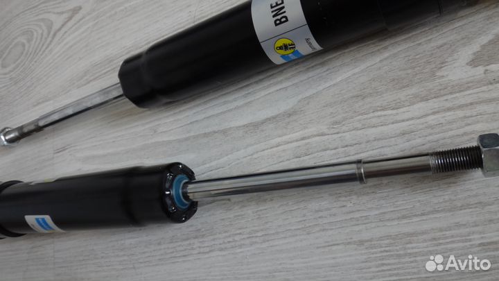 Стойка амортизатора задняя на toyota / lexus