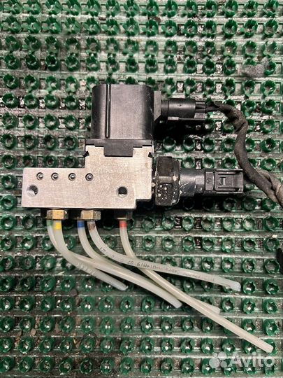 Блок клапанов пневмоподвески на мерседес w211