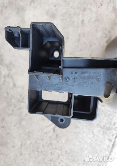 Кронштейн фары новый оригинал 8U0805607A Audi Q3