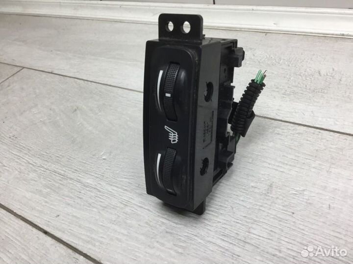 Блок управления подогревом сидений Toyota Avensis