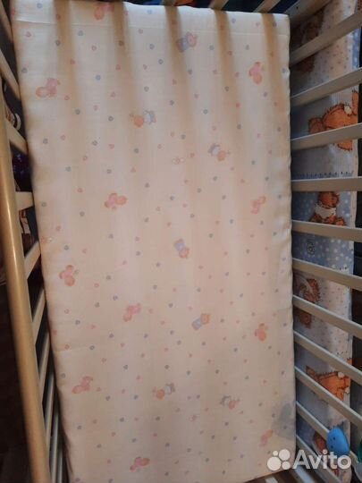 Детская кроватка с маятником