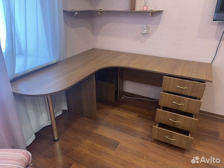 Компьютерный, письменный стол и полки