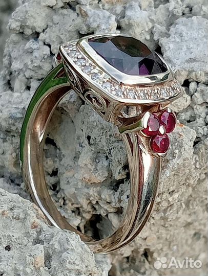 Золотое кольцо с бриллиантами и шпинелью