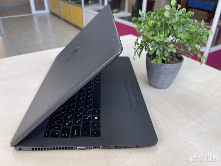 Ноутбук HP/Core i3-7Gen/8GB/R520/SSD