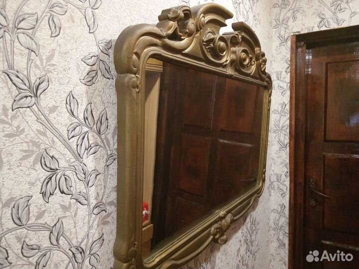 Зеркало в деревянной раме