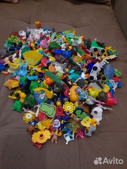 Игрушки из киндеров, горшок, погремушки