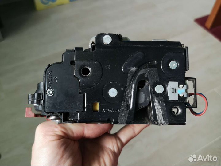 Замок правой передней двери Skoda