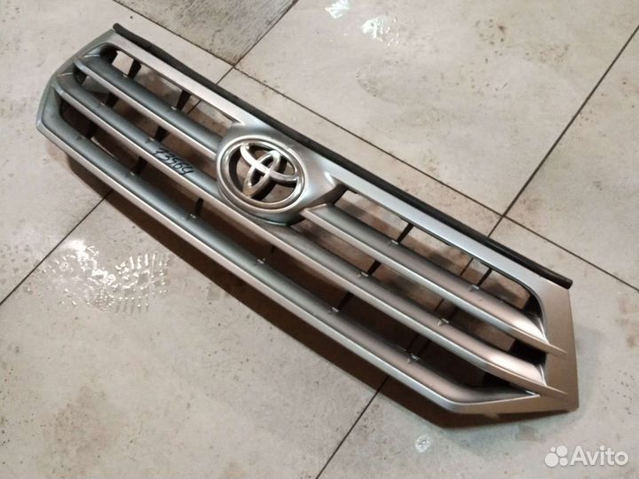 Решетка радиатора бу оригинал Toyota Highlander40