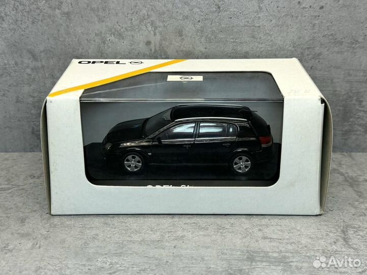 Редкая модель Opel Signum 1:43 Schuco дилер