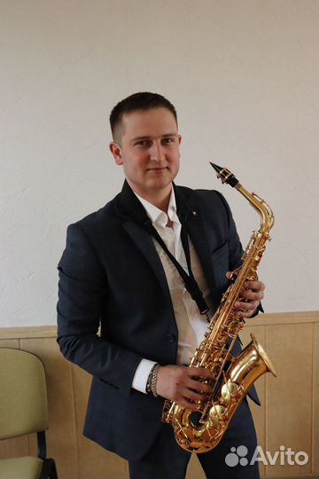 Поющий ведущий и саксофонист DJ