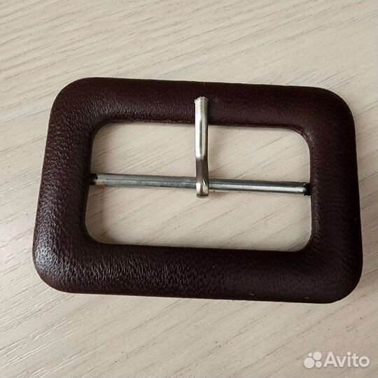 Пряжка обтянутая натуральной кожей бордовая