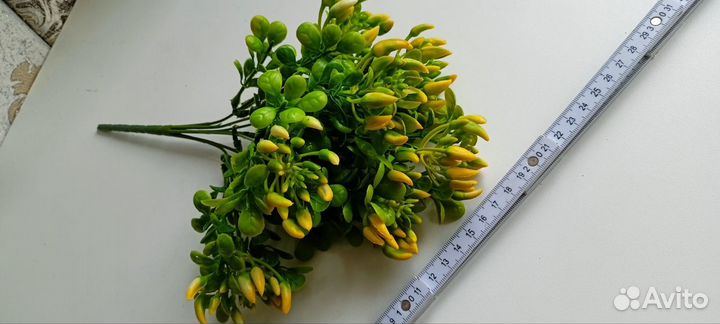 Искусственные цветы в жёлтом цвете