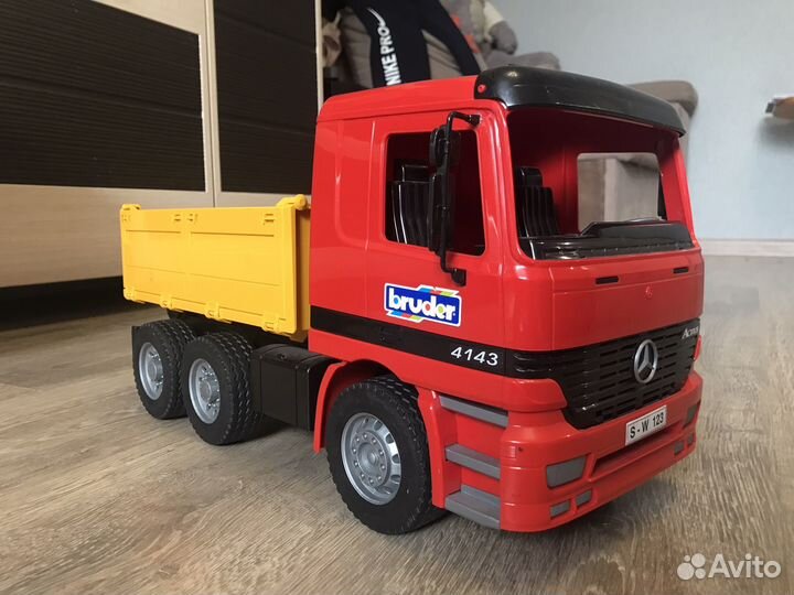 Машинкa bruder Mercedes Actros 4143