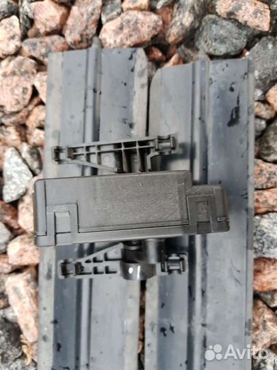 Сервопривод заслонок радиатора Genesis G80 2017