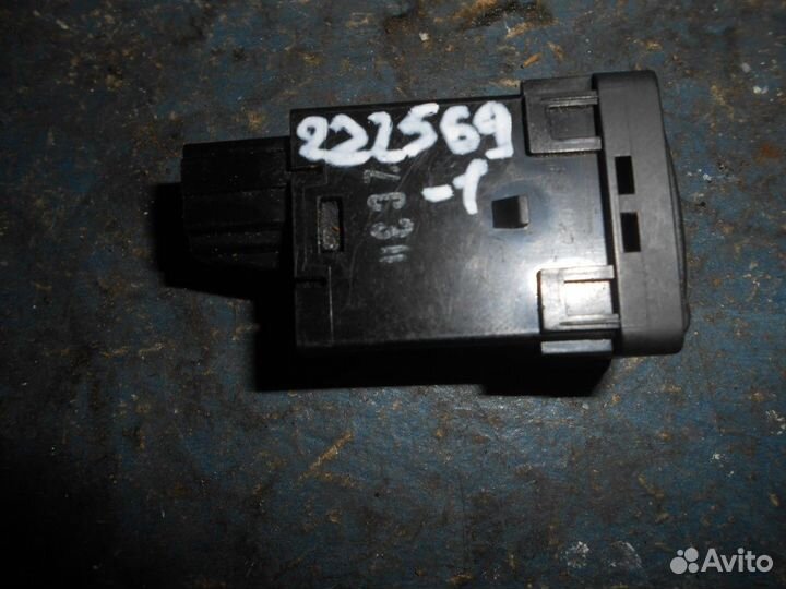 Кнопка антипробуксовочной системы (Nissan Juke)