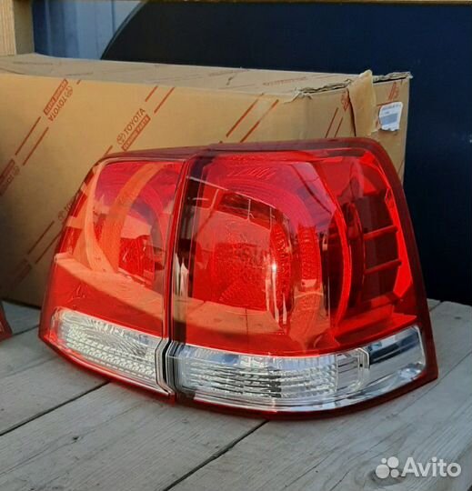 Toyota Land Cruiser 200 фонарь оригинал