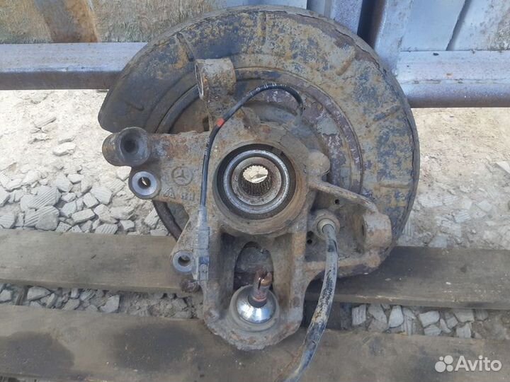 Кулак задний левый Mercedes-Benz M-класс