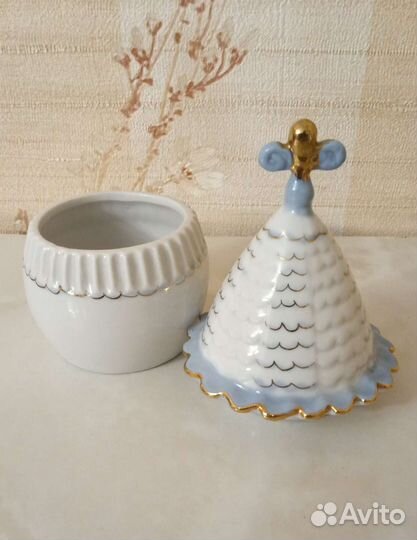 Фарфоровый сувенир-шкатулка