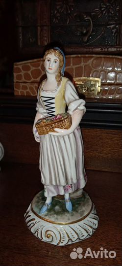 Статуэтка фарфор Capodimonte Италия винтаж