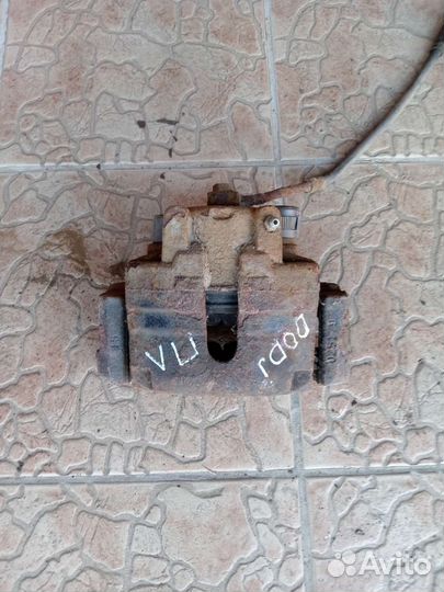 Супорт передний левый на додж статус 2003г