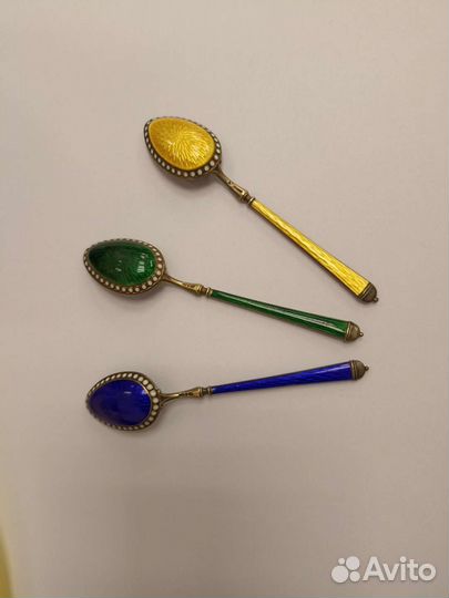 Серебряные кофейные ложки с гильошированной эмалью