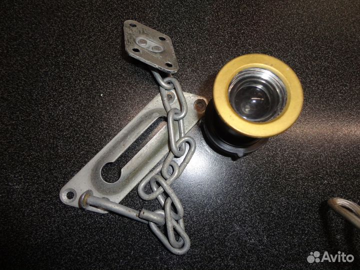 Дверной глазок и цепочка