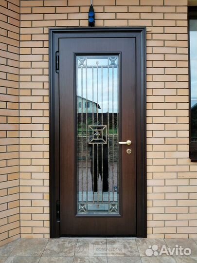 Дверь входная с ковкой
