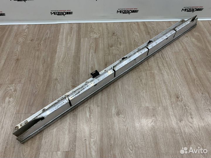 Кронштейн подножки правый Mercedes W164 ML 164