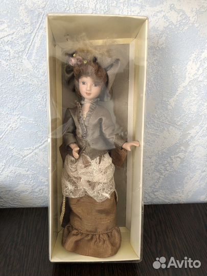Кукла фарфоровая