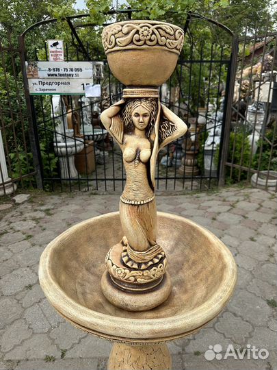 Фонтан Девушка с чашей на голове