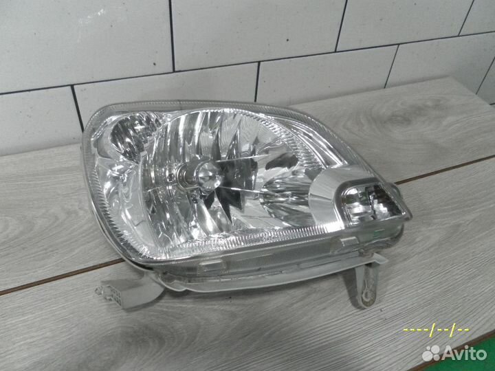 Фара правая Daihatsu Cuore L250