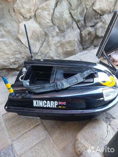 Прикормочный кораблик с эхолотом kincarp