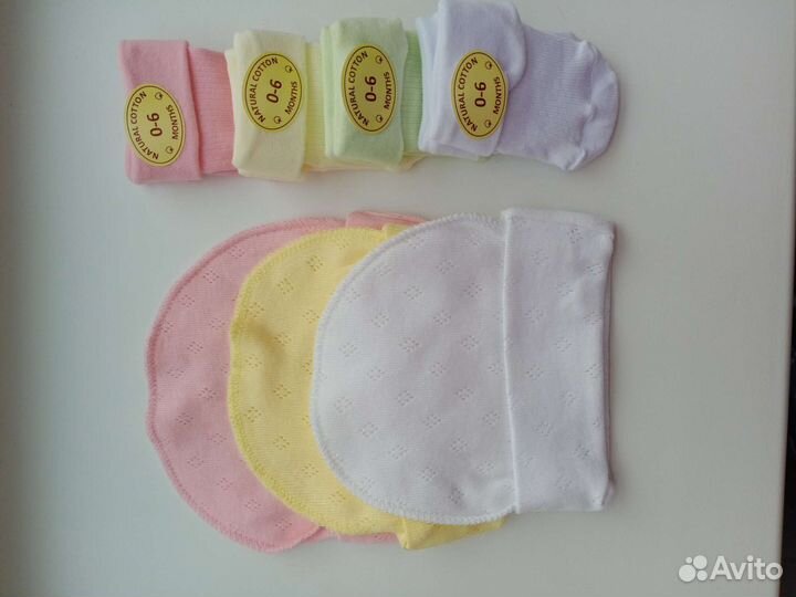 Шапочка и носочки для новорожденного