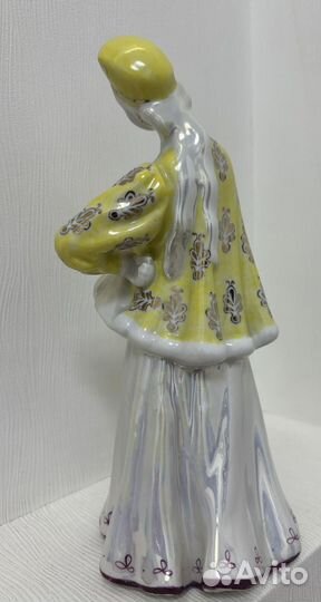 Фарфоровая статуэтка 