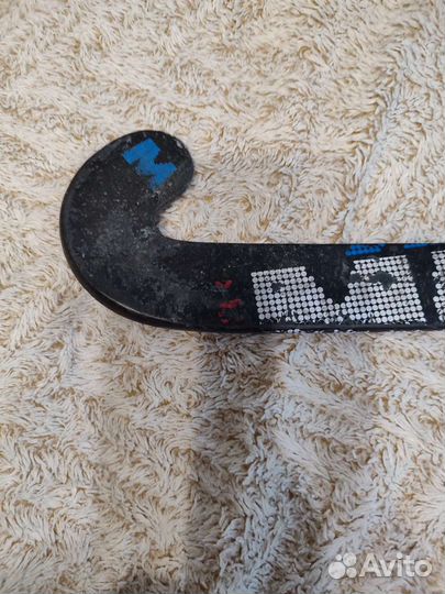 Клюшка хоккейная с мячом на траве